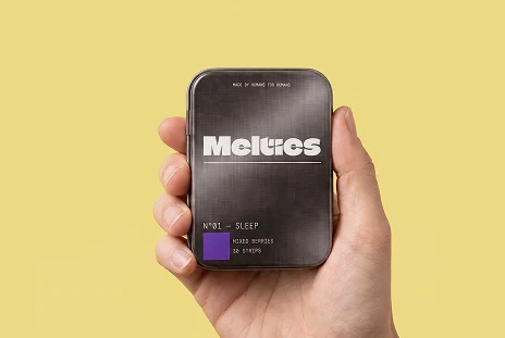 Hand holding a Melties N°01 Sleep tin